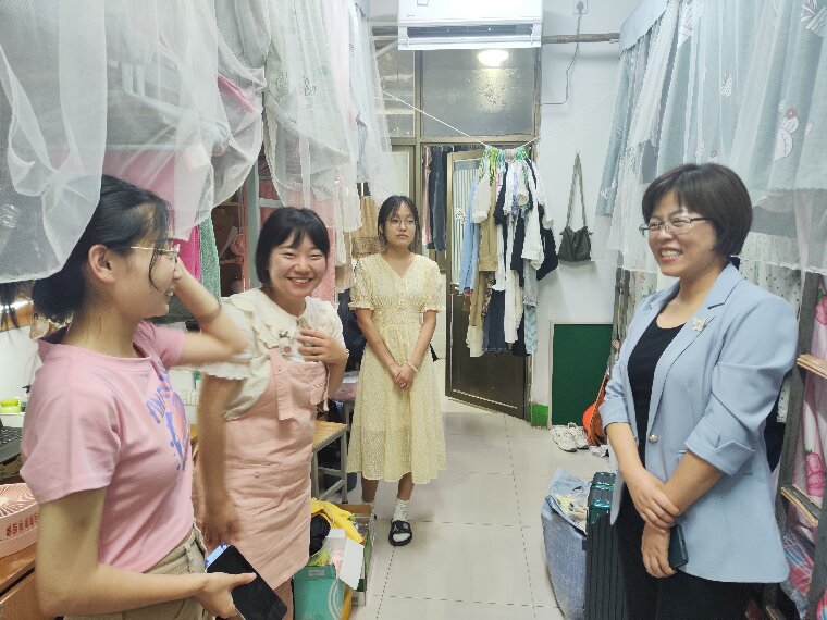 色情av
深入毕业生宿舍慰问走访1（彩虹）0.jpg